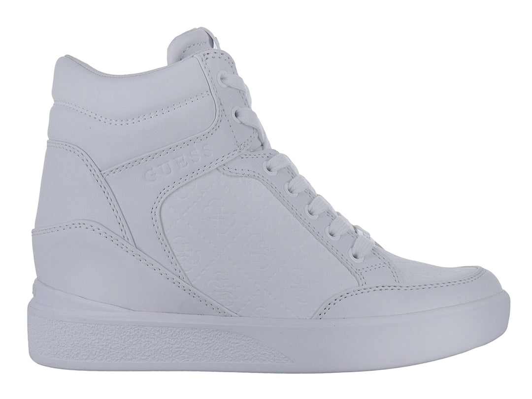 Tenis blancos de bota marca Guess con cordones y suela plana.