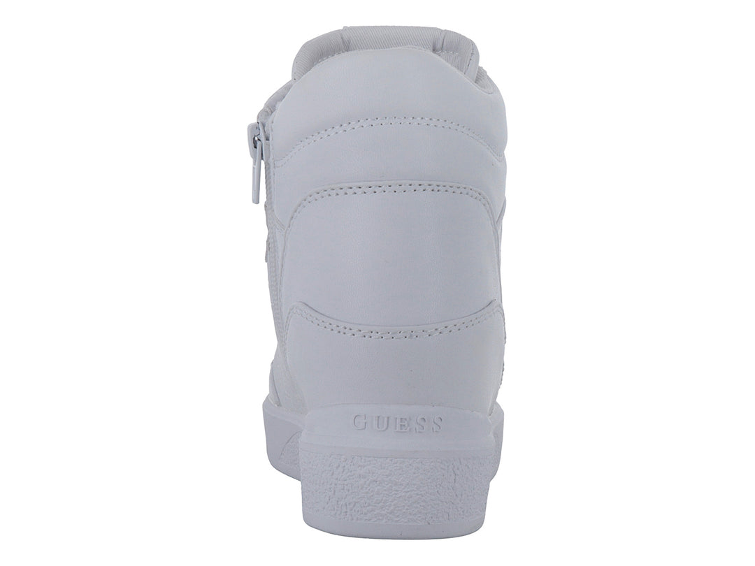 Tenis blancos de bota marca Guess con cordones y suela plana.