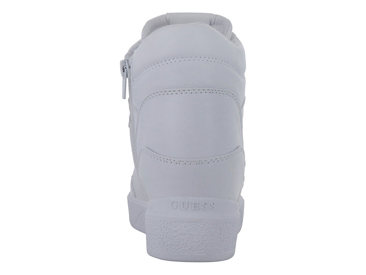 Tenis blancos de bota marca Guess con cordones y suela plana.