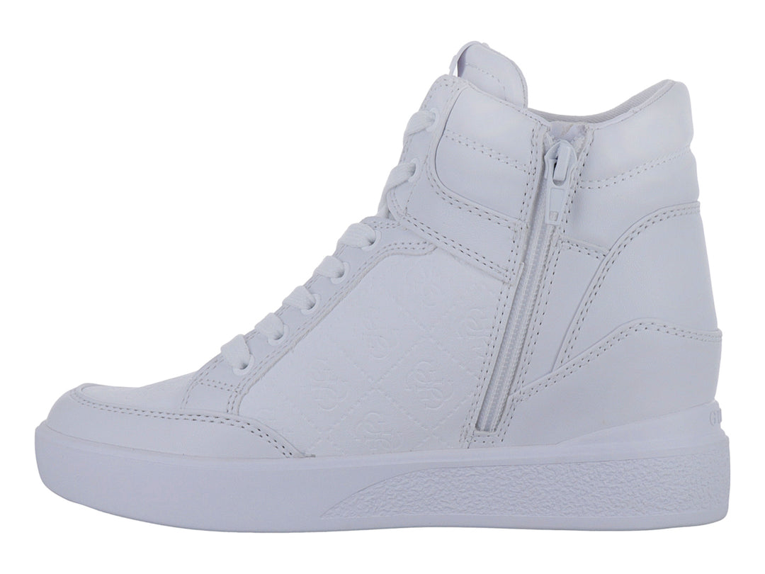 Tenis blancos de bota marca Guess con cordones y suela plana.