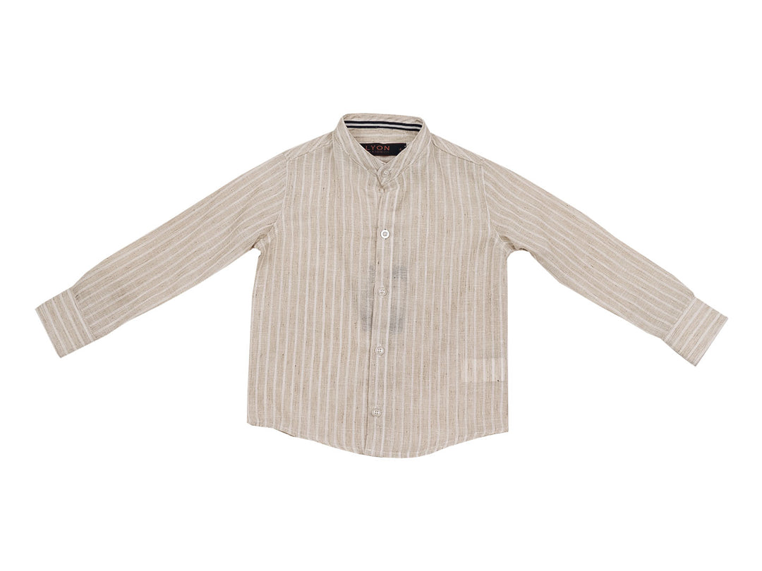 Camisa de manga larga para niño en color beige con rayas verticales blancas y botones frontales.