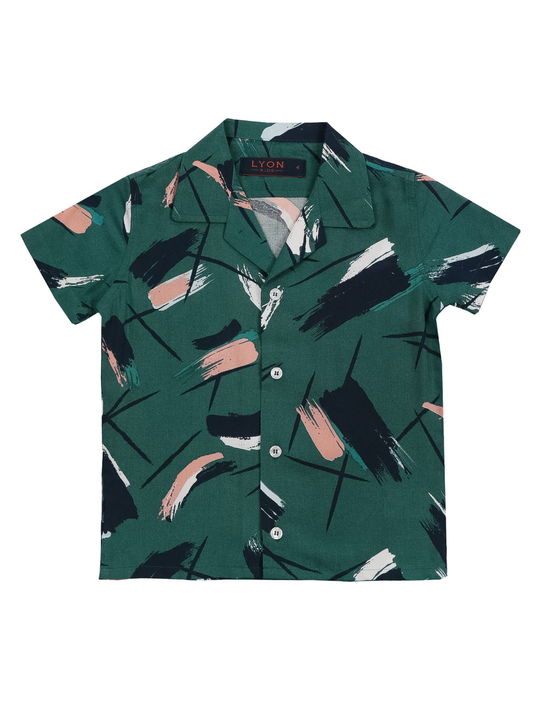 Camisa verde de manga corta para niño con estampado abstracto en tonos azul, rosa y blanco.