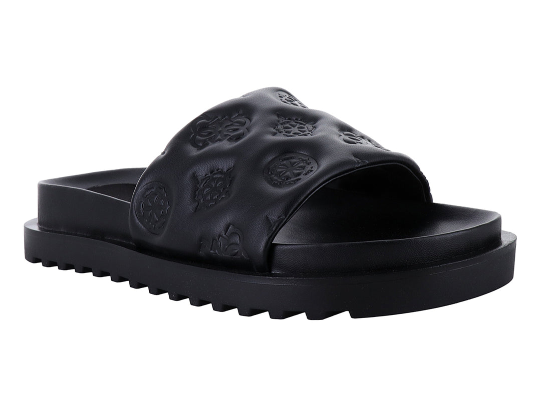 Sandalia negra GUESS con correa grabada y suela de plataforma dentada.