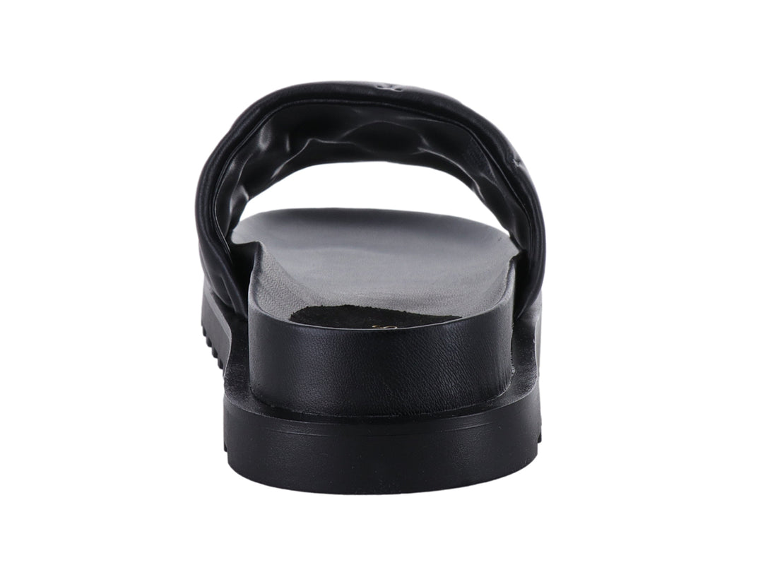 Sandalia negra GUESS con correa grabada y suela de plataforma dentada.