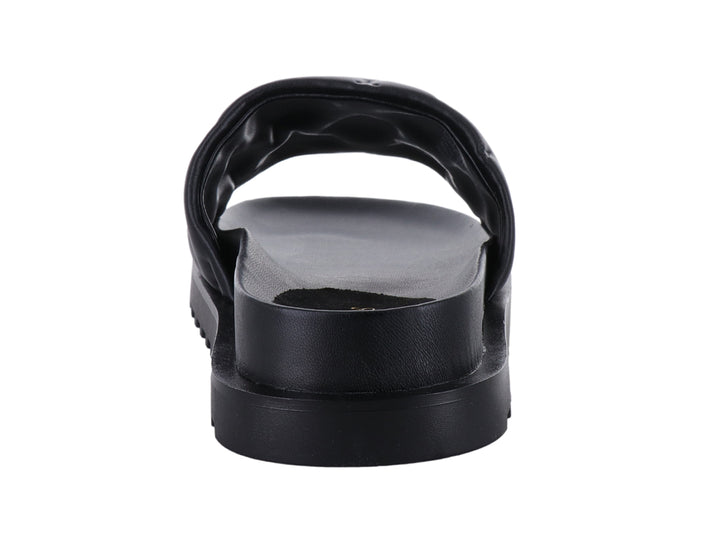 Sandalia negra GUESS con correa grabada y suela de plataforma dentada.