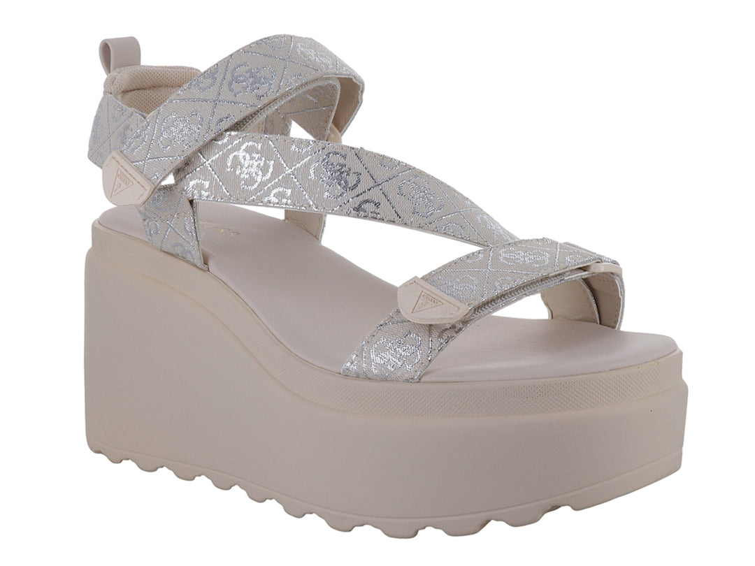 Sandalia GUESS de plataforma color natural con correas plateadas brillantes y suela track.