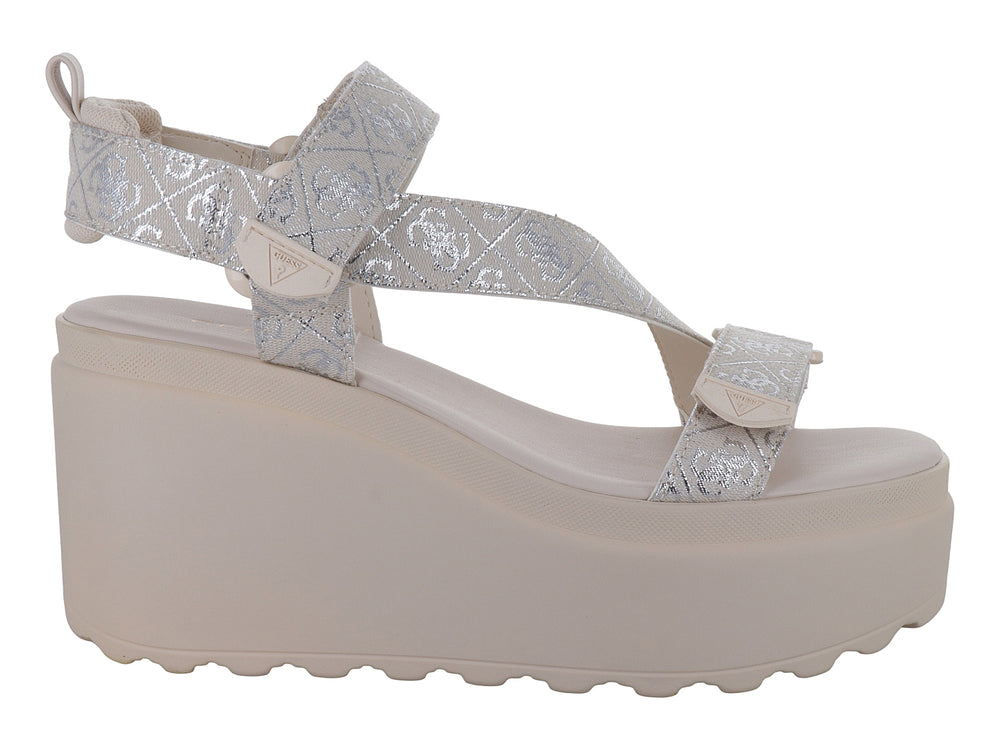 Sandalia GUESS de plataforma color natural con correas plateadas brillantes y suela track.