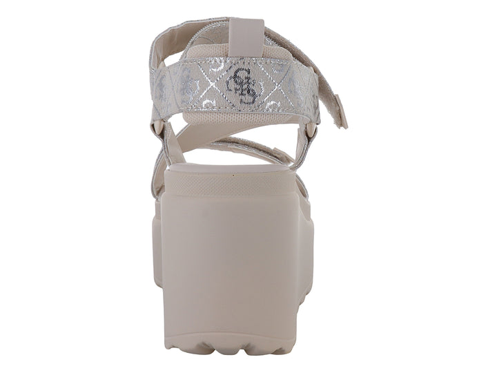 Sandalia GUESS de plataforma color natural con correas plateadas brillantes y suela track.