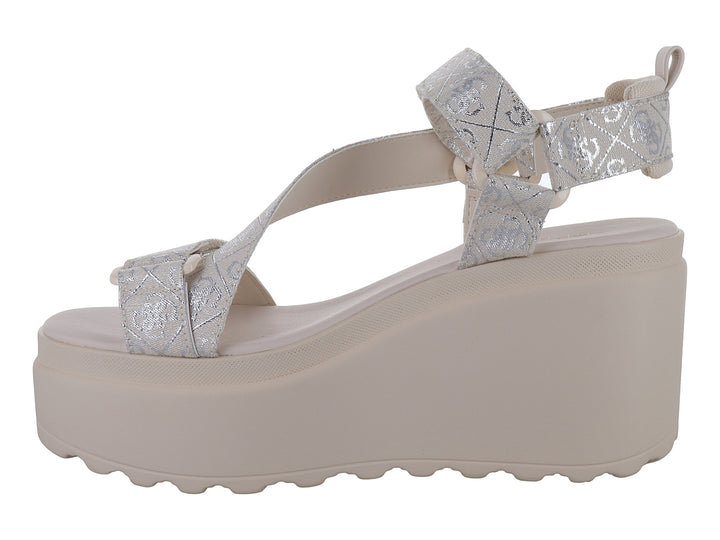 Sandalia GUESS de plataforma color natural con correas plateadas brillantes y suela track.