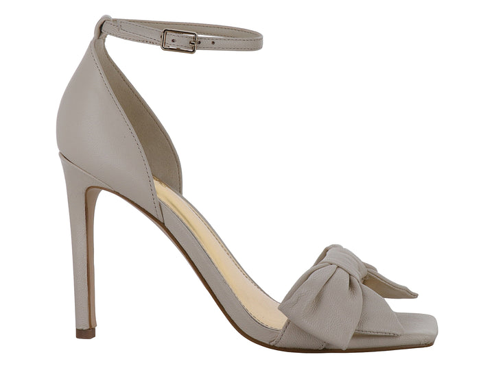 Sandalia GUESS color natural con tacón alto, tira al tobillo y detalle de moño frontal.