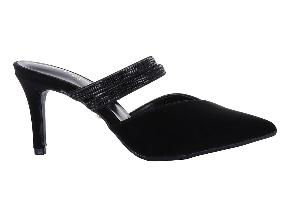 Zapato de tacón negro para mujer con punta cerrada en terciopelo y correa texturizada.