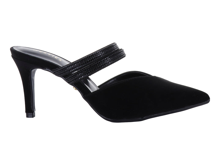 Zapato de tacón negro para mujer con punta cerrada en terciopelo y correa texturizada.