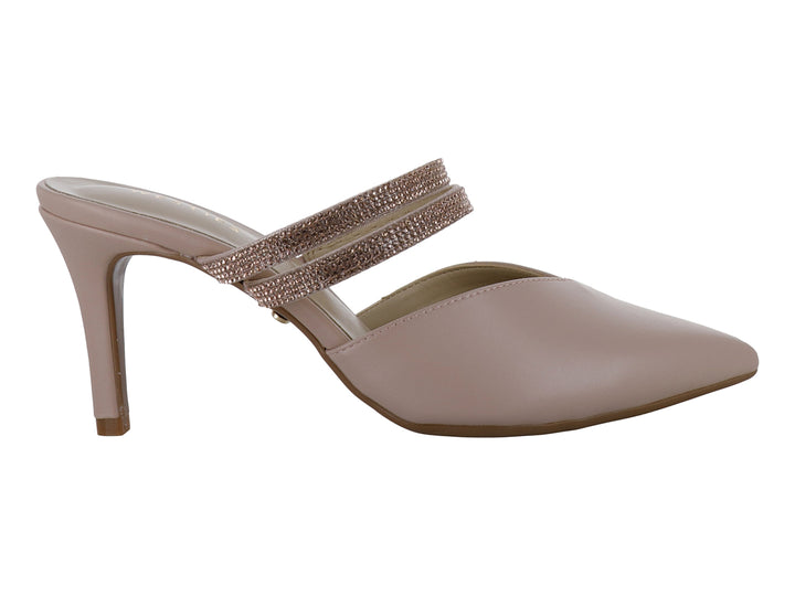Zapato de tacón color nude con punta aguda y tiras brillantes en la parte superior.