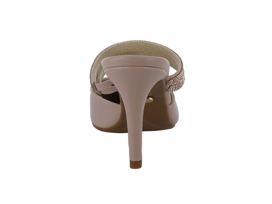 Zapato de tacón color nude con punta aguda y tiras brillantes en la parte superior.