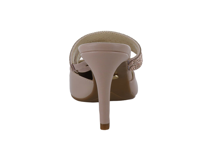 Zapato de tacón color nude con punta aguda y tiras brillantes en la parte superior.