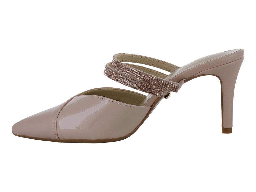 Zapato de tacón color nude con punta aguda y tiras brillantes en la parte superior.