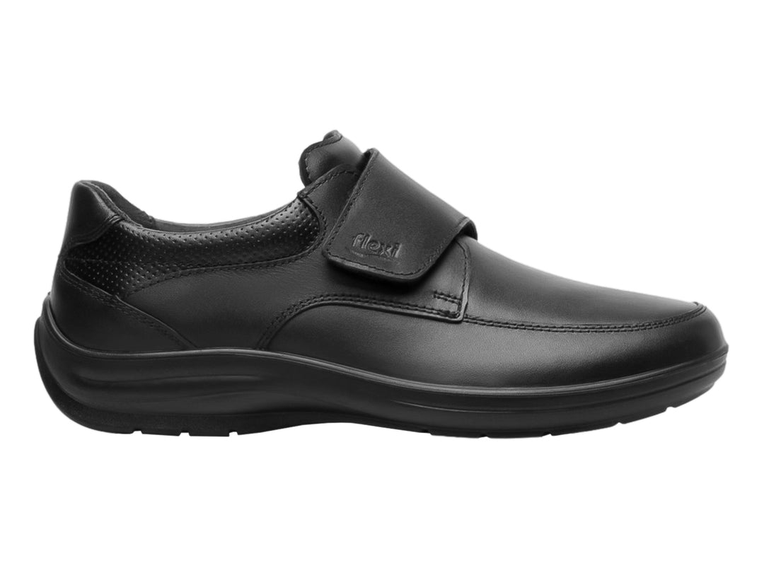 Zapato Flexi color negro para niño con cierre de velcro y suela cómoda.