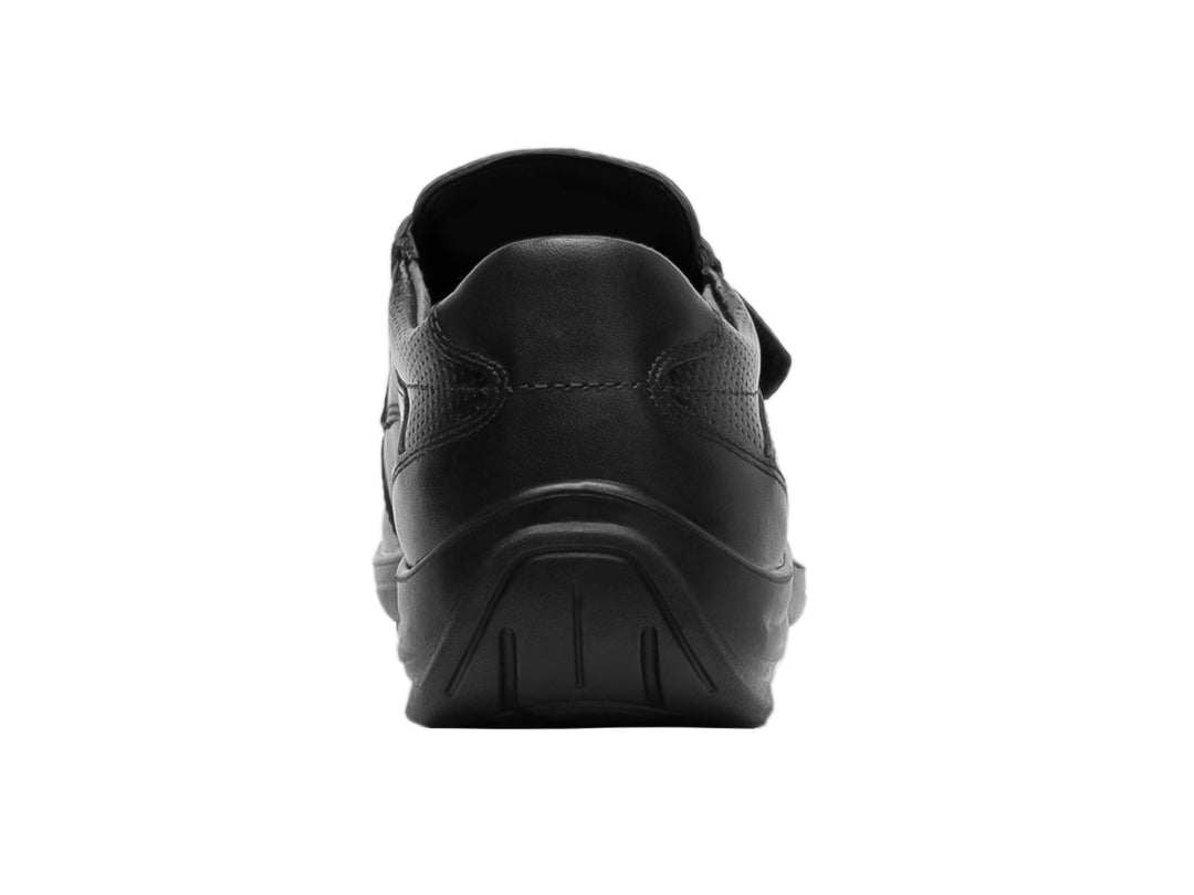 Zapato Flexi color negro para niño con cierre de velcro y suela cómoda.