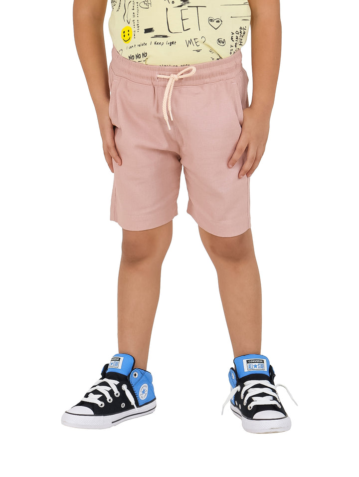 Short infantil color rosa pastel con cordón ajustable en la cintura.