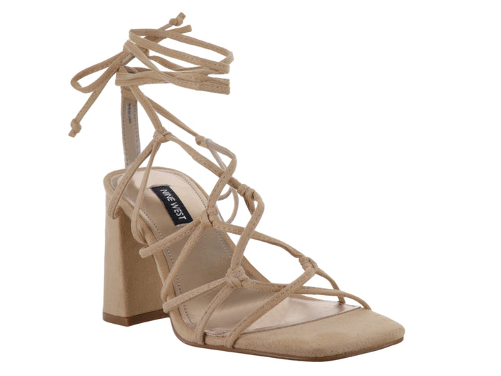 Sandalias Nine West color natural con tacón cuadrado y tiras entrelazadas que se amarran al tobillo.
