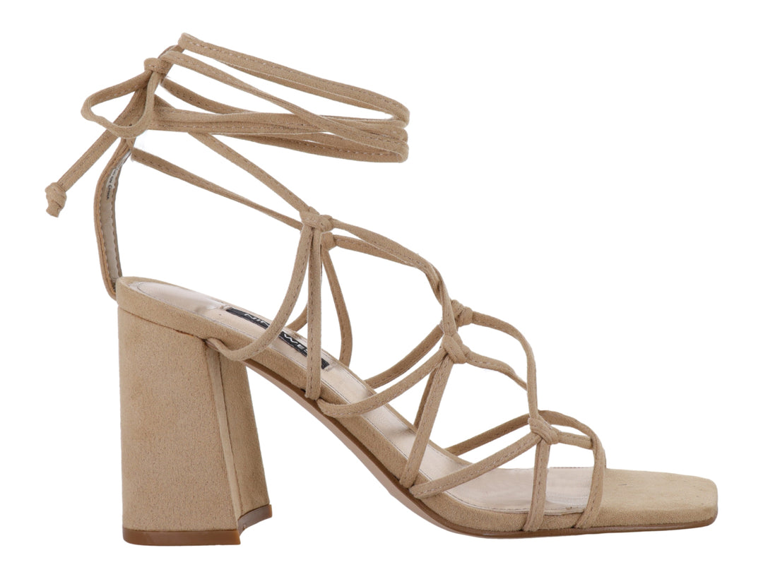 Sandalias Nine West color natural con tacón cuadrado y tiras entrelazadas que se amarran al tobillo.