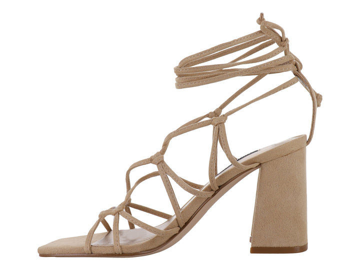 Sandalias Nine West color natural con tacón cuadrado y tiras entrelazadas que se amarran al tobillo.