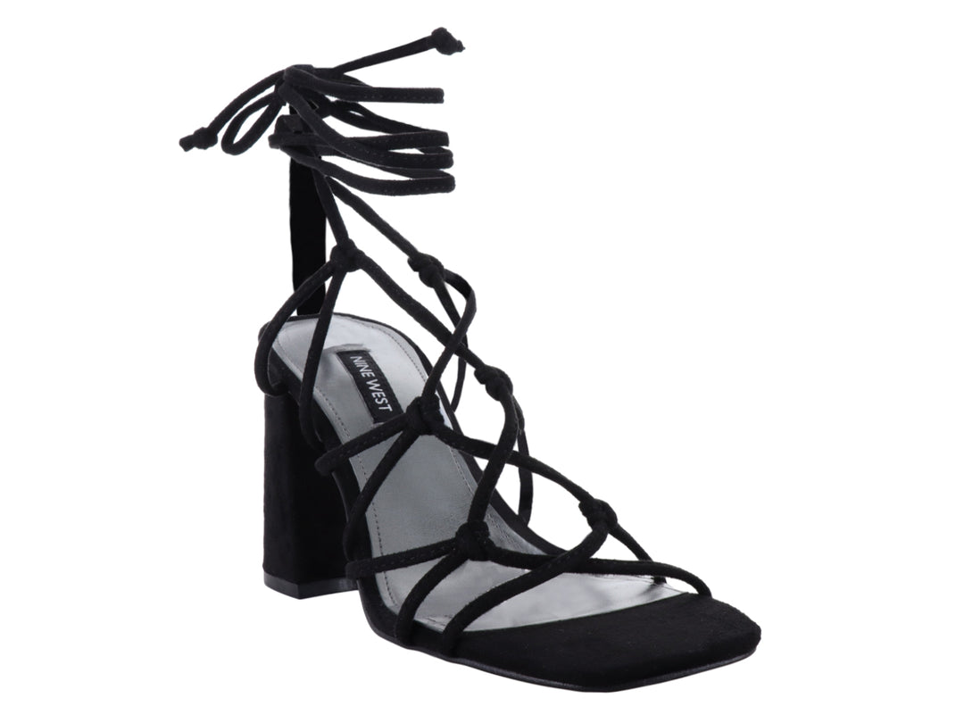Sandalia Nine West color negro con tacón cuadrado y tiras largas para amarrar al tobillo.