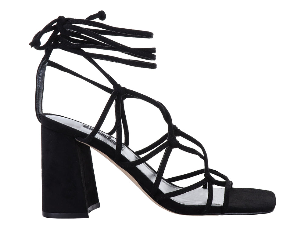 Sandalia Nine West color negro con tacón cuadrado y tiras largas para amarrar al tobillo.