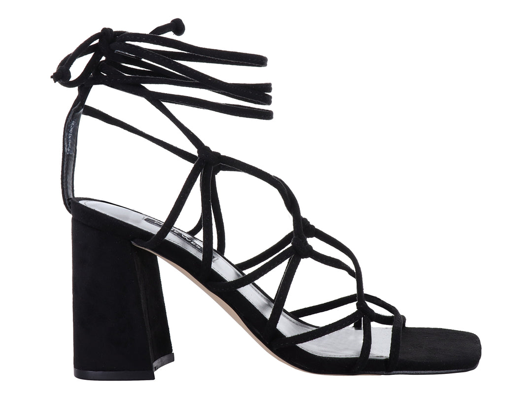 Sandalia Nine West color negro con tacón cuadrado y tiras largas para amarrar al tobillo.