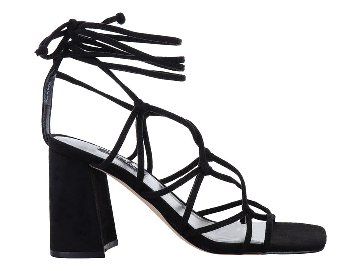 Sandalia Nine West color negro con tacón cuadrado y tiras largas para amarrar al tobillo.