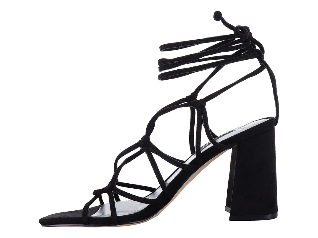 Sandalia Nine West color negro con tacón cuadrado y tiras largas para amarrar al tobillo.