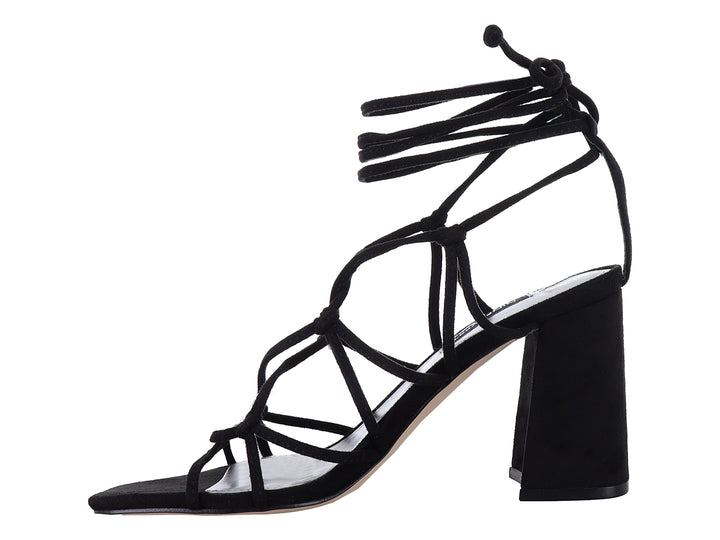 Sandalia Nine West color negro con tacón cuadrado y tiras largas para amarrar al tobillo.