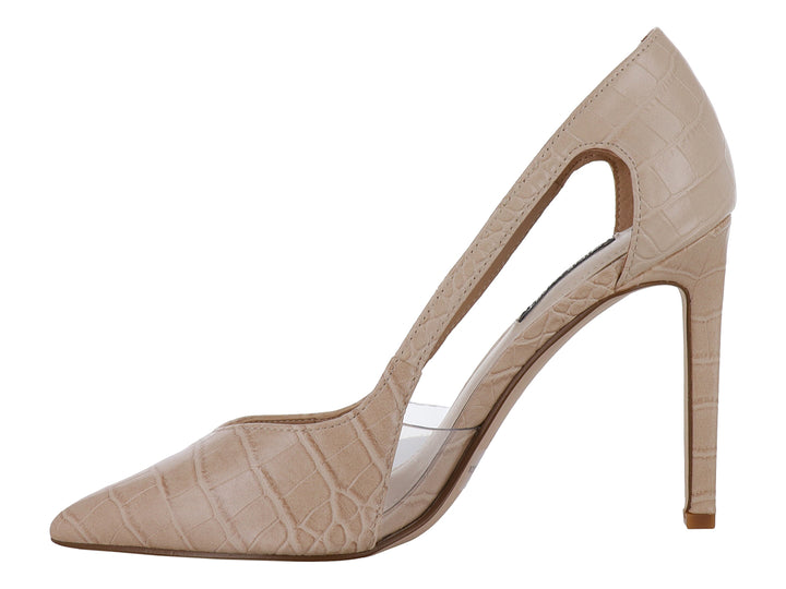 Zapato de tacón alto Nine West en color natural con textura de piel de cocodrilo y punta cerrada.