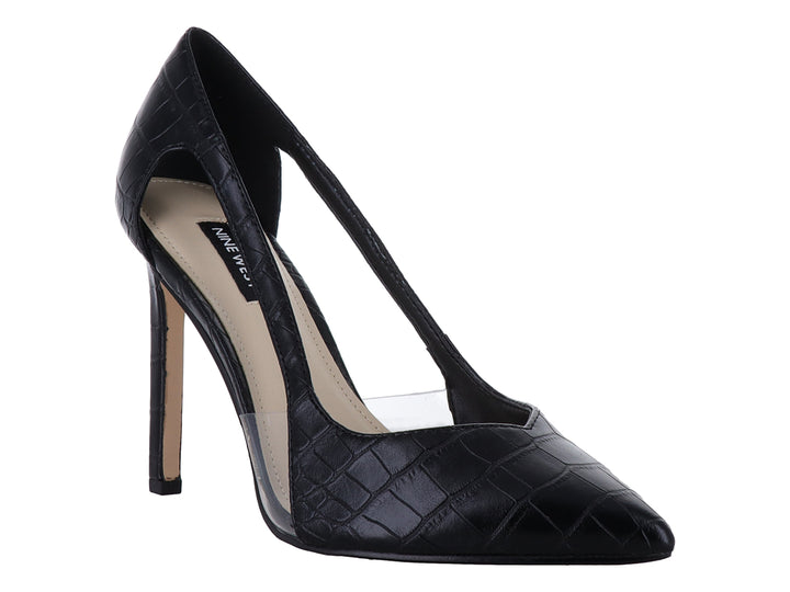 Zapato de tacón alto negro con textura de cocodrilo y panel lateral transparente.