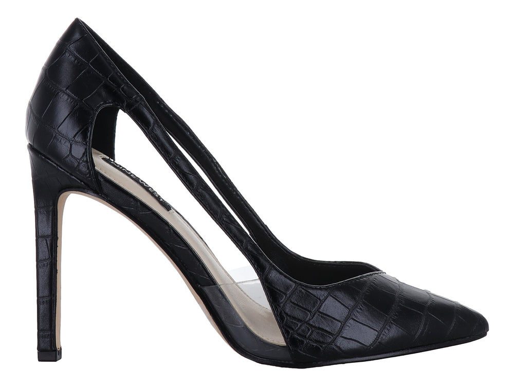 Zapato de tacón alto negro con textura de cocodrilo y panel lateral transparente.