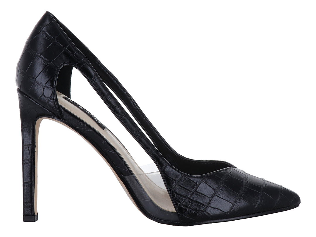 Zapato de tacón alto negro con textura de cocodrilo y panel lateral transparente.