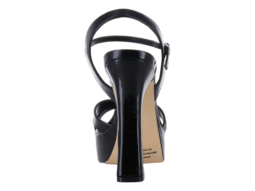 Sandalia Nine West color negro brillante con plataforma, tacón alto y correa ajustable al tobillo.