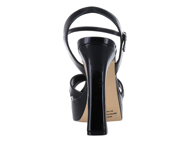Sandalia Nine West color negro brillante con plataforma, tacón alto y correa ajustable al tobillo.