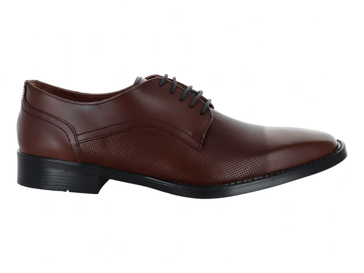 Zapato formal color marrón maple con detalles perforados en el costado y suela negra.