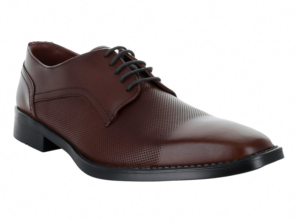 Zapato formal color marrón maple con detalles perforados en el costado y suela negra.