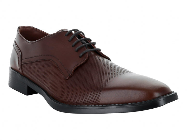 Zapato formal color marrón maple con detalles perforados en el costado y suela negra.