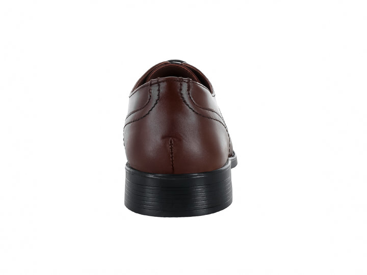 Zapato formal color marrón maple con detalles perforados en el costado y suela negra.