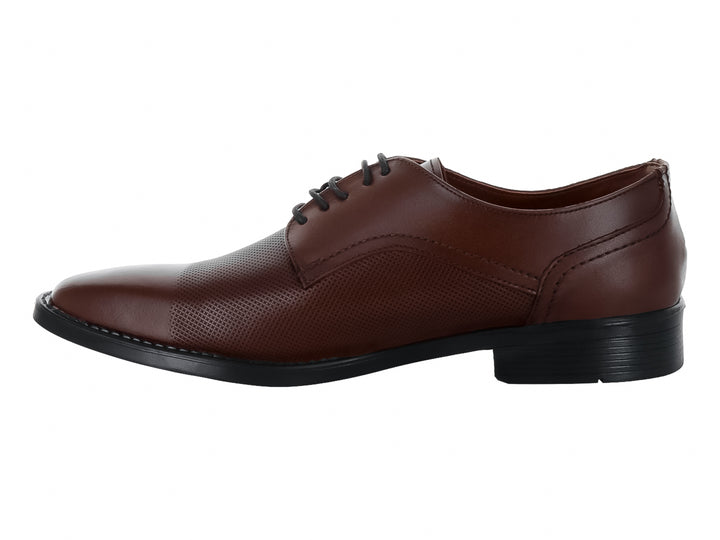 Zapato formal color marrón maple con detalles perforados en el costado y suela negra.