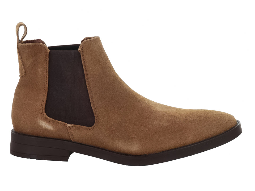 Botín estilo Chelsea de gamuza color tan con panel elástico marrón oscuro y suela a juego.