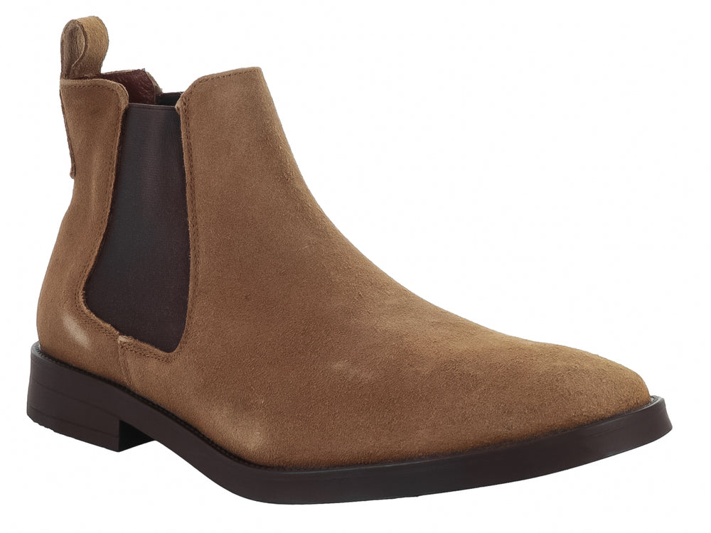 Botín estilo Chelsea de gamuza color tan con panel elástico marrón oscuro y suela a juego.