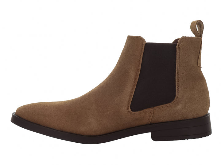 Botín estilo Chelsea de gamuza color tan con panel elástico marrón oscuro y suela a juego.