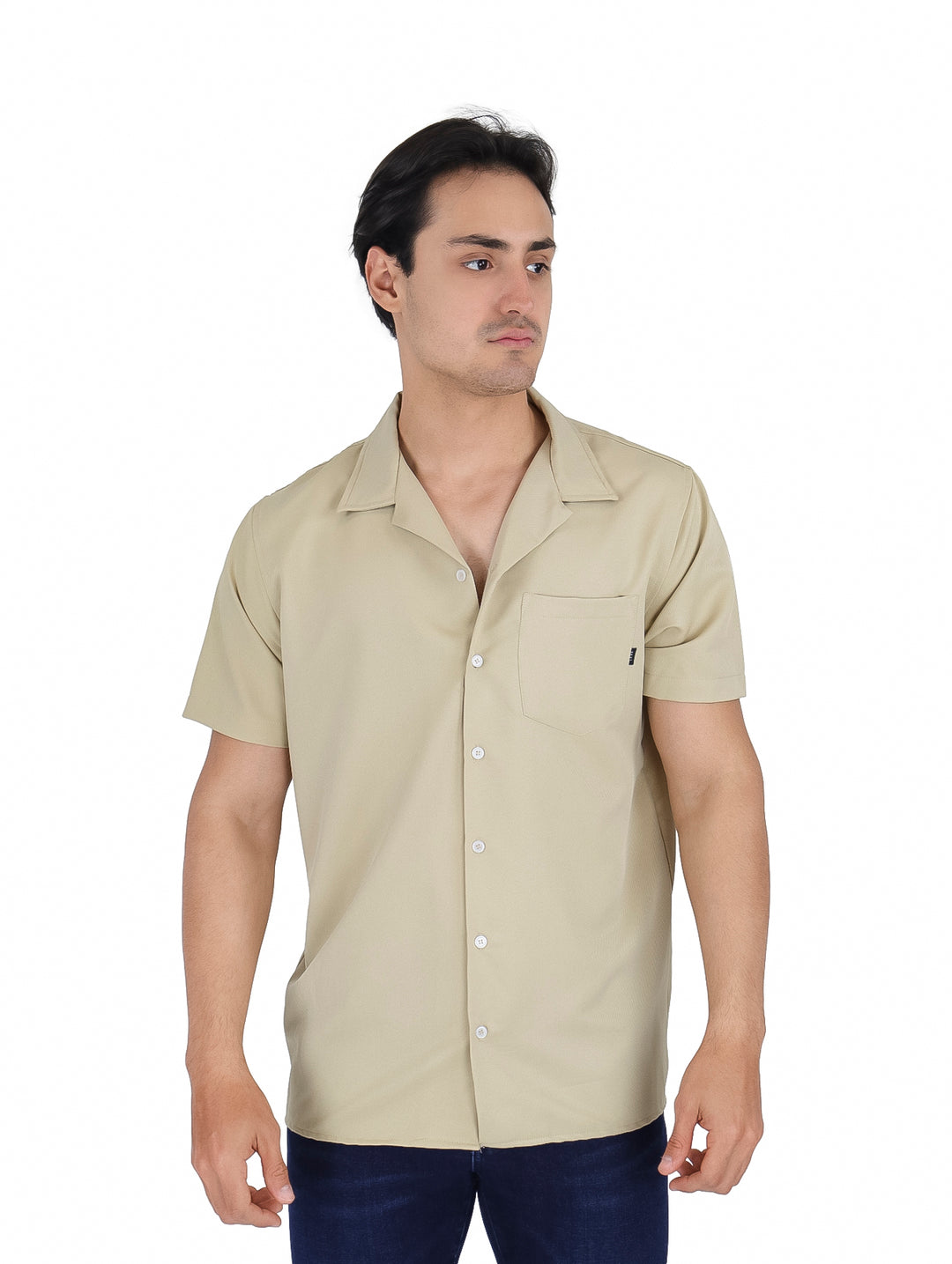 Hombre vistiendo una camisa beige de manga corta con botones y un bolsillo frontal.