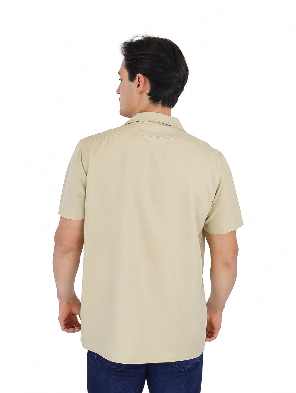 Hombre vistiendo una camisa beige de manga corta con botones y un bolsillo frontal.