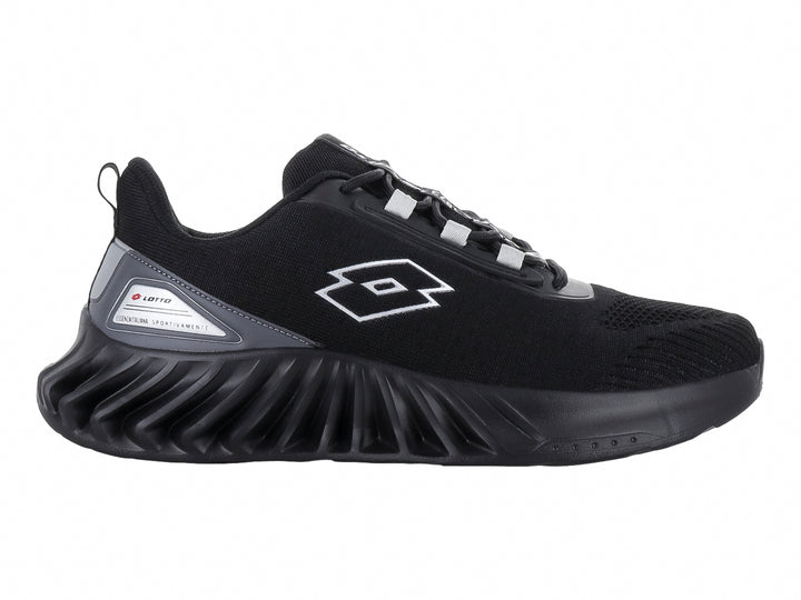 Tenis deportivo Lotto color negro con suela gruesa y texturizada.