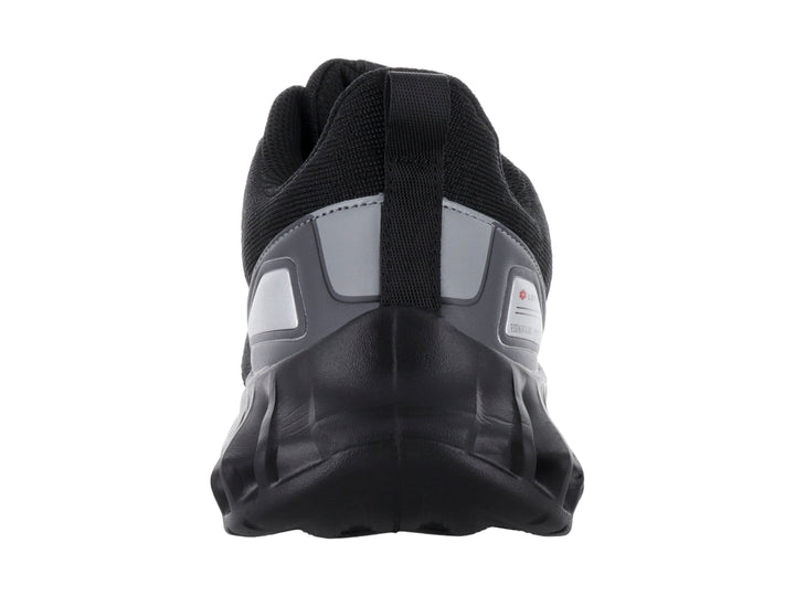 Tenis deportivo Lotto color negro con suela gruesa y texturizada.